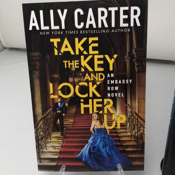 NYT Bestselling Author Ally Carter Take the Key & Lock Her Up & See How They Run - Picture 2 of 7